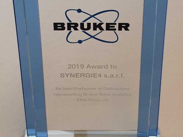 Octobre 2019 : Remise de l’Award du meilleur distributeur Européen à SYNERGIE4 chez Bruker Nano à Berlin